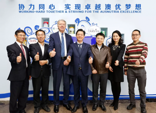 ▲董事會(huì)部分成員合影（從右到左分別為：劉俊輝、吳少虹、施亮、顏衛(wèi)彬、Bartle van der Meer、喬百君、萬(wàn)賢生）