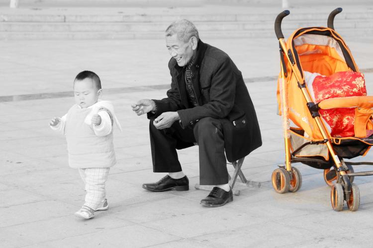 請(qǐng)老人帶孩子 該不該給錢