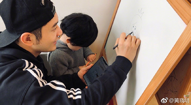 黃曉明罕見曬2歲兒子 小海綿頭發(fā)搶鏡