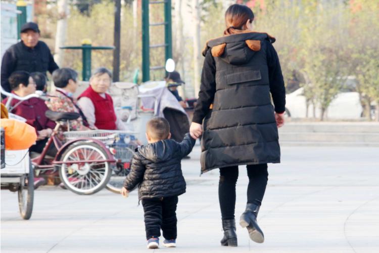從幼兒園回家路上，只問孩子四個問題就行了
