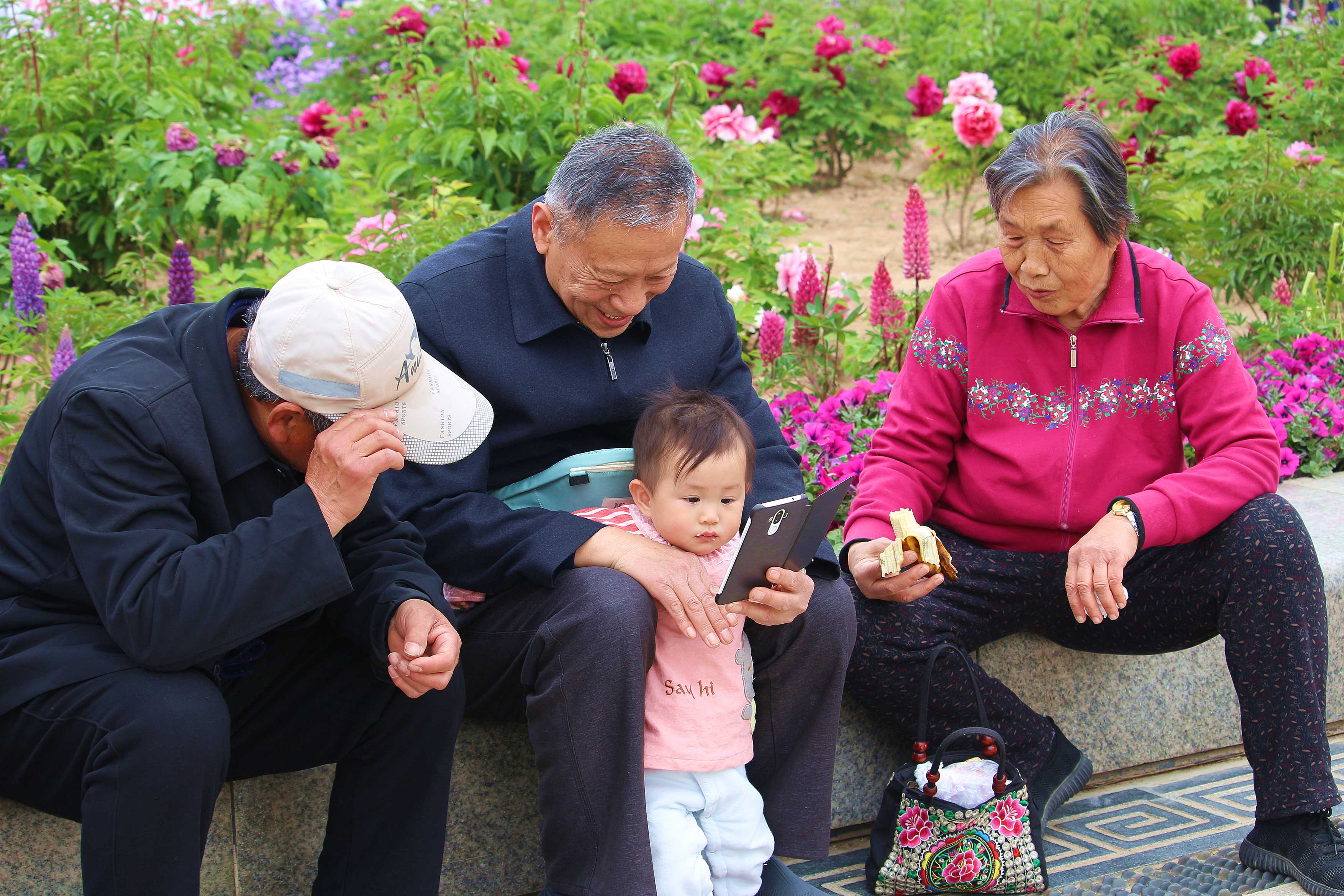 把孩子交給長(zhǎng)輩撫養(yǎng)時(shí)，一定要警惕過度寵愛