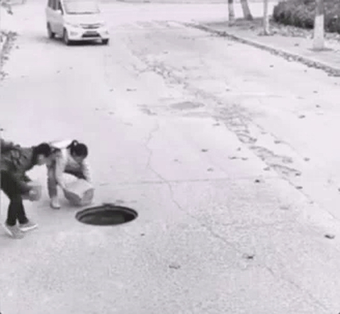 下水道沒(méi)井蓋，路過(guò)的兩位小天使將洞口擋住