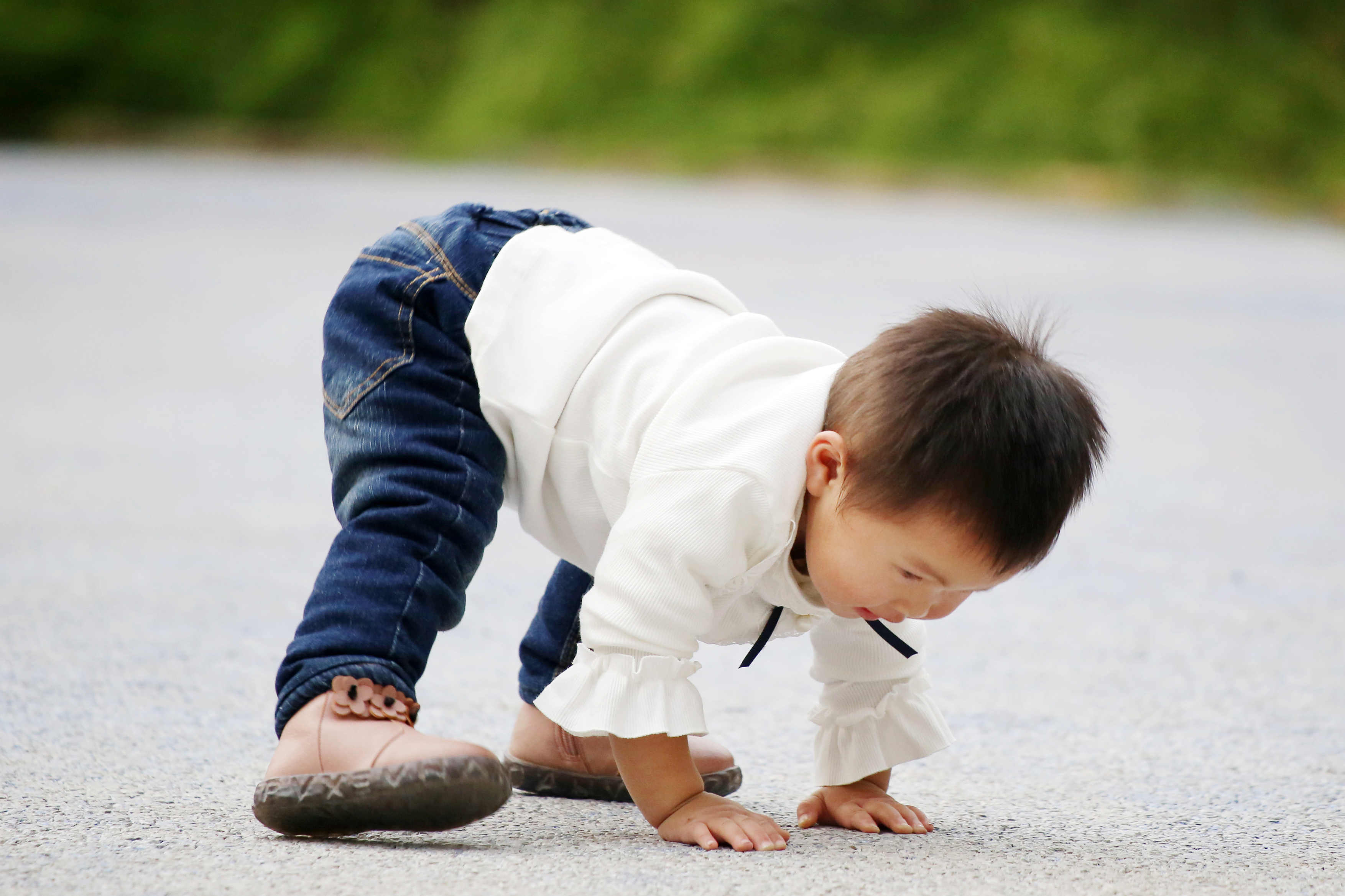 孩子光腳跑會(huì)受寒？沒(méi)那么嬌氣