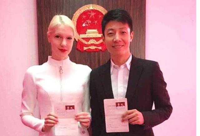 撒貝寧當(dāng)?shù)?！妻子低調(diào)曬全家福 龍鳳胎好羨慕