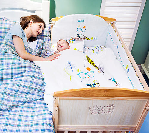 李玫瑾直言：別著急跟娃“分床睡” 時(shí)間點(diǎn)要把握好