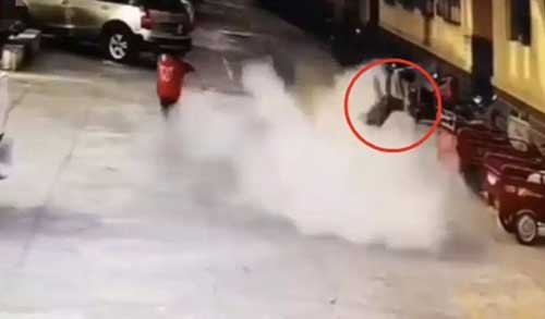 “熊孩子”往井蓋內(nèi)扔炮被炸飛 井蓋飛起3米高！