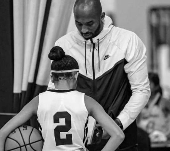 科比二女兒Gigi球衣退役 母親出席深情告白