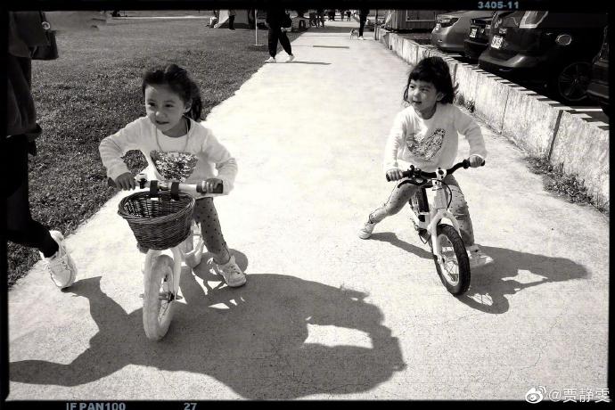 賈靜雯陪伴有方 帶咘咘和Bo妞在戶外學(xué)騎單車提高免疫力