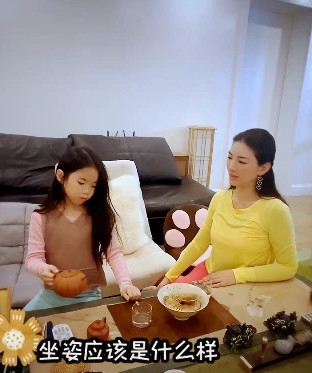 42歲黃奕宅家?guī)藁宇l出 教茶藝儀式感十足