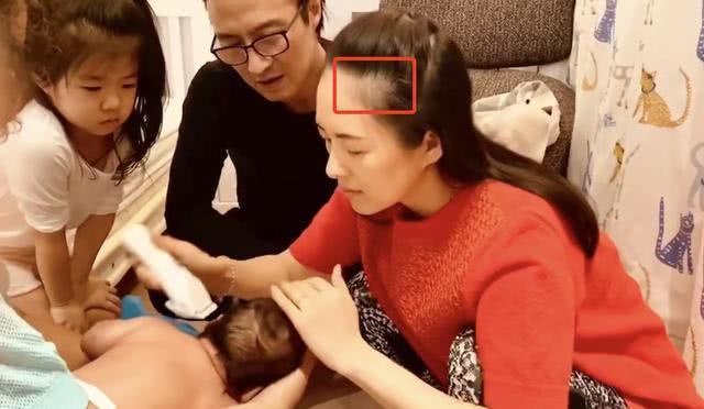 章子怡產后出鏡給兒子剃頭，發(fā)際線引網友熱議