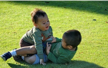 孩子打鬧是一種社交演練