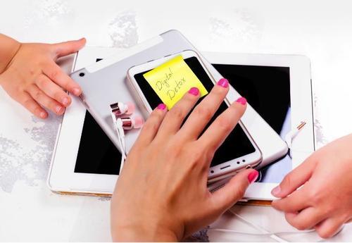 “無(wú)屏幕育兒”有必要嗎 新興育兒方式引質(zhì)疑