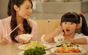 家庭養(yǎng)育：孩子吃飯一邊吃一邊玩怎么辦