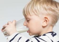 金牌解答丨寶寶幾歲后可以喝純牛奶？