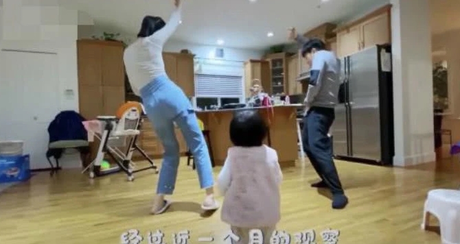 王祖藍(lán)在家陪女兒跳舞，場(chǎng)面搞笑又溫馨