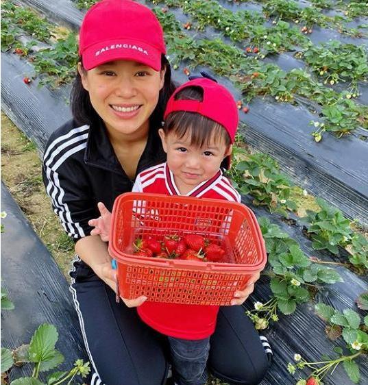 胡杏兒夫婦帶大兒子體驗(yàn)農(nóng)家生活，春季開始踏青