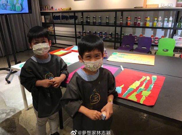 林志穎曬雙胞胎兒子畫作 兄弟倆戴花口罩笑眼彎彎