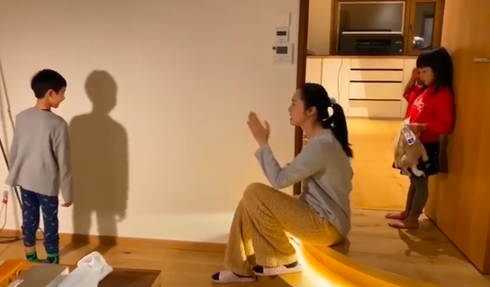 姚晨輔導(dǎo)兒子土豆讀寫作業(yè) 自侃拿出九成臺(tái)詞功力