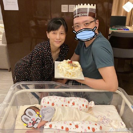 papi醬產(chǎn)后曬出全家福 一家三口畫面溫馨