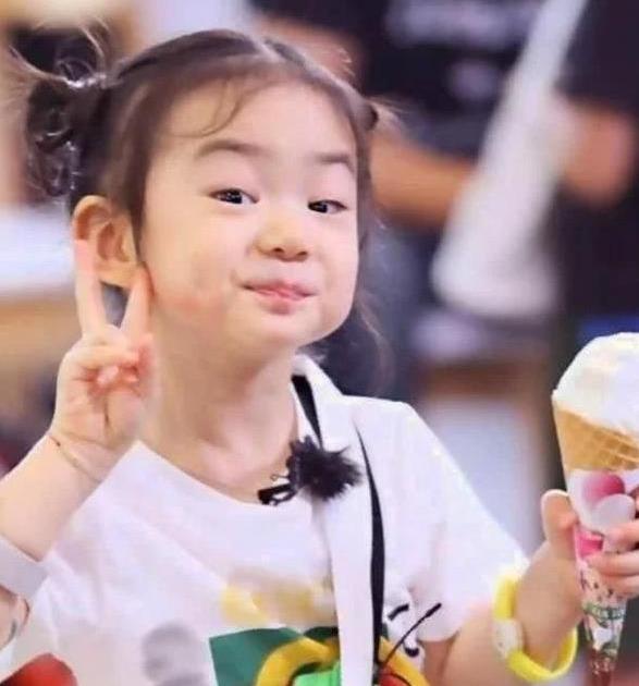 同樣是潮媽，戚薇和李小璐打扮起女兒天差地別