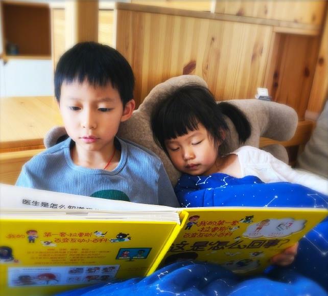 姚晨?jī)鹤咏o妹妹講故事，小茉莉聽著一會(huì)就睡著了