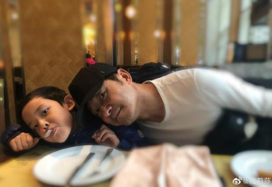 程莉莎曬家庭搞笑日常 郭曉東地毯上吃薯片遭嫌棄