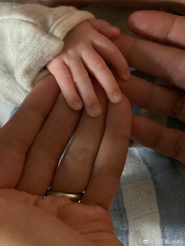 古巨基曬嬰兒照片宣布當(dāng)爸 妻子52歲高齡產(chǎn)子