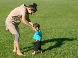 家有“懶寶寶”不愿走路，父母該怎么辦