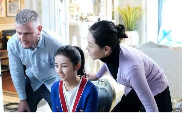 小孩25樓扔下塑料凳 民警登門教育一家