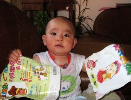 并非調(diào)皮 寶寶撕書是認識書的第一步