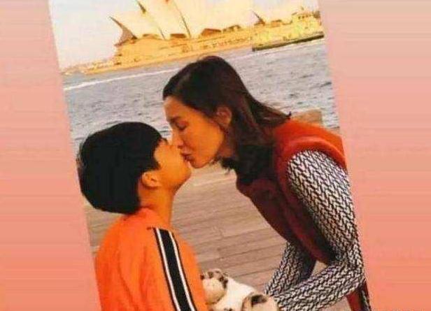 李嘉欣曬和8歲兒子泳池親吻照，異性親子間的“界限”怎么把握？