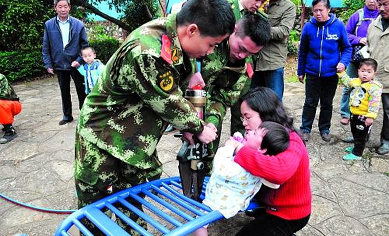 親貝網(wǎng)提醒：小區(qū)健身器材，不是孩子的玩具！