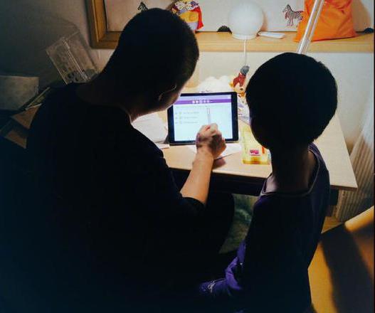 姚晨曬老公陪兒子學(xué)習(xí) 調(diào)侃：曹老也能再高考了