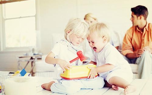 寶寶愛打人不一定是壞孩子