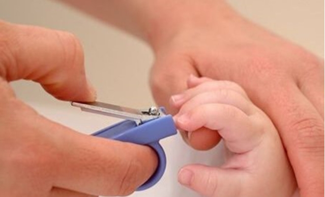 新生兒手那么小，指甲應(yīng)該怎樣剪才對(duì)？