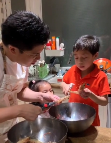 霍啟剛與兒子共同下廚，疫情期間的又一項親子活動