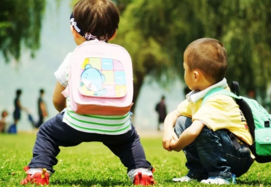 駝背、高低肩、八字腳不良體態(tài)，會(huì)毀了孩子一生 !如何糾正？