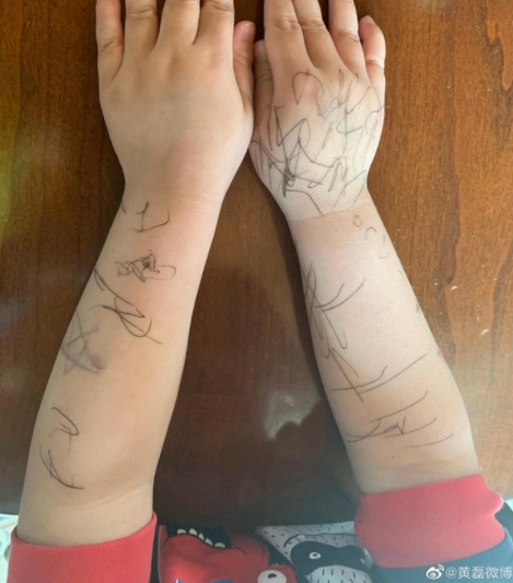 黃磊罕見(jiàn)分享3歲兒子近況 誰(shuí)家還沒(méi)有一個(gè)熊孩子？