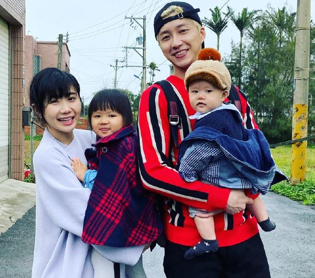 福原愛(ài)陪女兒專(zhuān)心玩手工 手機(jī)殼貼滿貼紙童趣滿滿