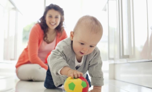 5個錯誤做法會傷害寶寶脊柱 影響身高