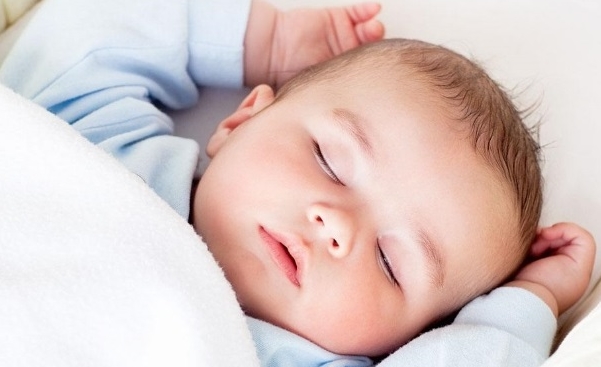 寶寶睡覺要用枕頭嗎？嬰兒睡覺用什么姿勢好？