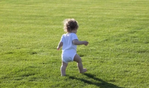 寶寶光腳走路竟然好處這么多!后悔科普太晚