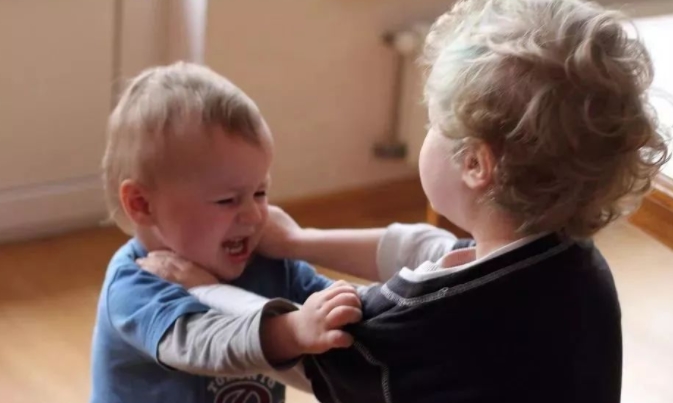 如何糾正寶寶的攻擊行為