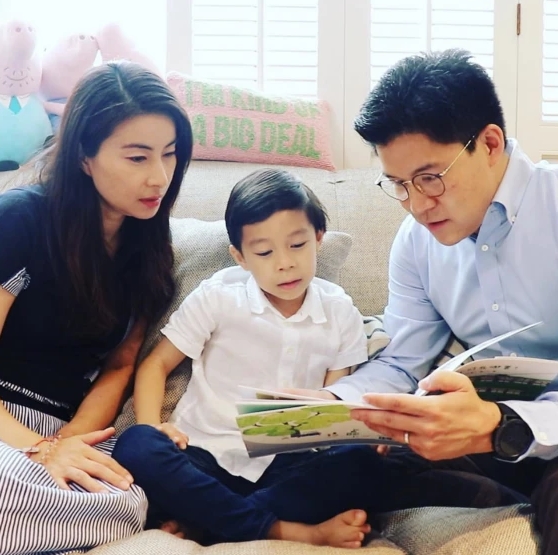 霍啟剛郭晶晶宅家享親子時(shí)光 陪大兒子窩沙發(fā)閱讀溫馨有愛(ài)