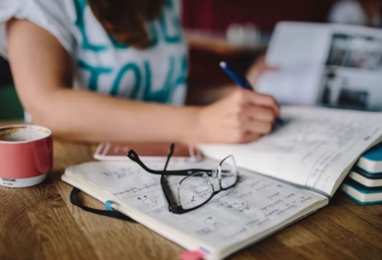 孩子自制力不足是學(xué)習(xí)差的重要原因，培養(yǎng)自制力有四個(gè)做法