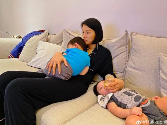 胡杏兒一手抱大寶，一手給二寶喂奶，二胎家庭的歡樂(lè)日常