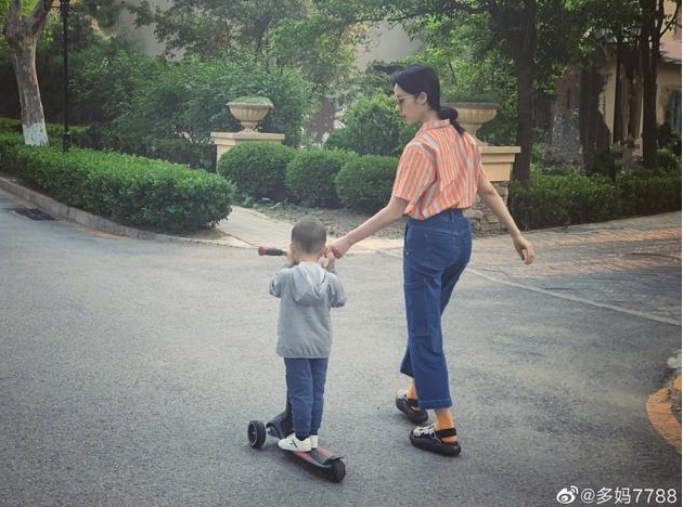 孫莉帶兒子遛彎手把手教滑板 背影纖細(xì)仍似少女