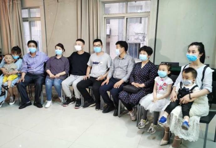 “錯(cuò)換人生28年”的兩家人跨省認(rèn)親 兩家人的“全家?！?/>
      <div   id=