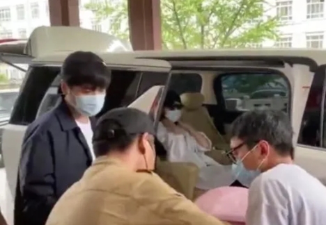 唐藝昕產(chǎn)女出院 張若昀醫(yī)院門(mén)口派發(fā)紅包