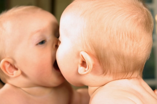 培養(yǎng)注意力 讓寶寶從鏡子中來進行